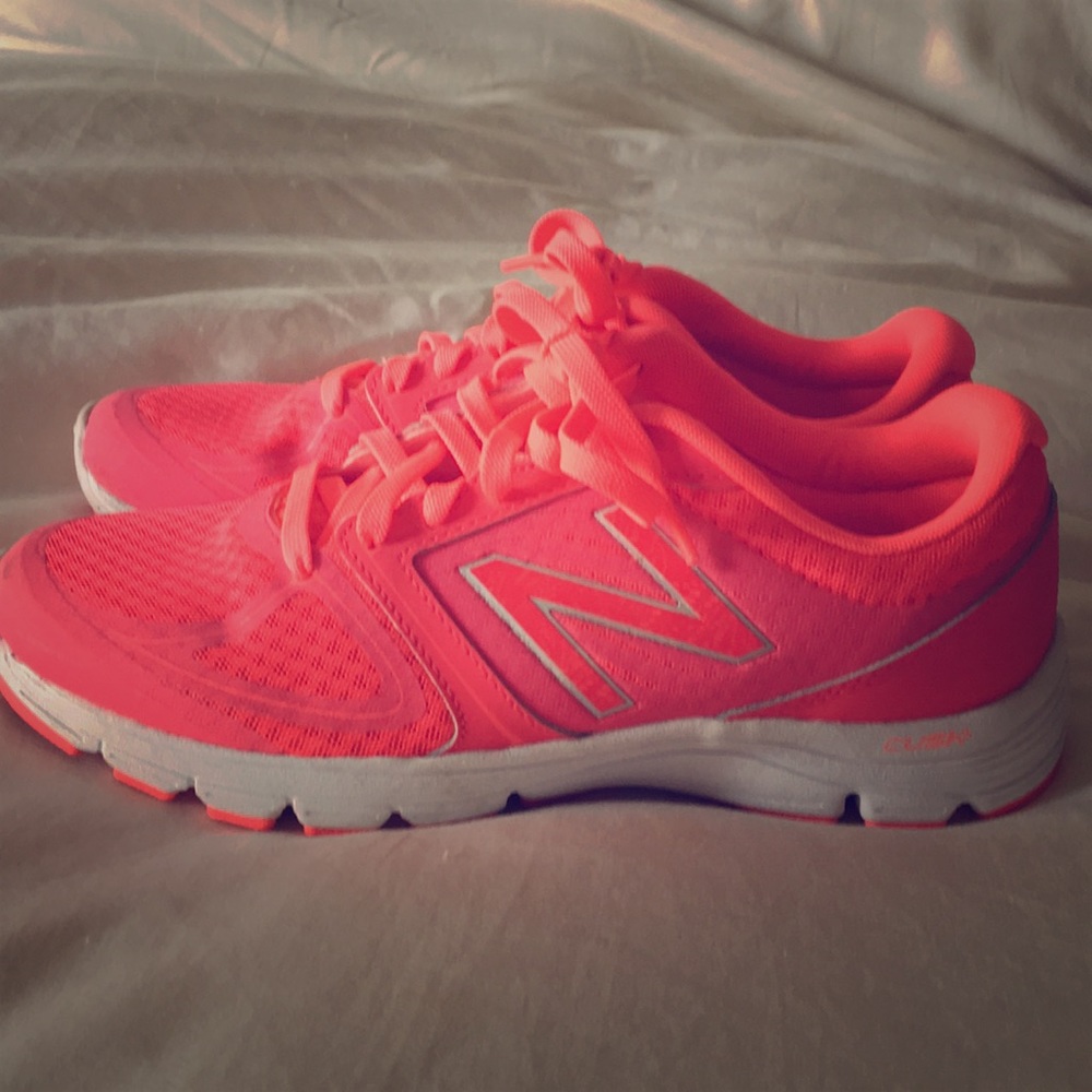 Women’s New Balance 575 - only worn once! Like new